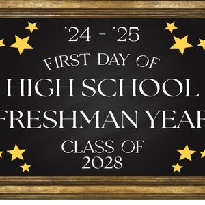 Puede incluir: Una pizarra negra con marco dorado, anunciando el primer día de la escuela secundaria para el año de primer año de la clase de 2028. El texto '24 - '25' está escrito en la pizarra, junto con estrellas amarillas.