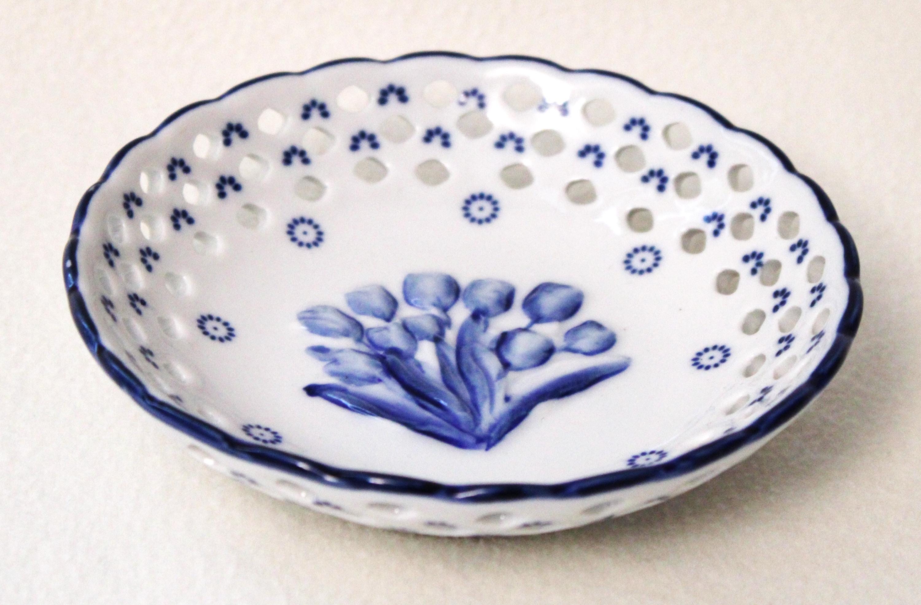 Pires de Delftware Vintage da Royal Twickel ter Steege bv com tulipa em relevo, tigela redonda pintada à mão em azul Delft e branco da Holanda