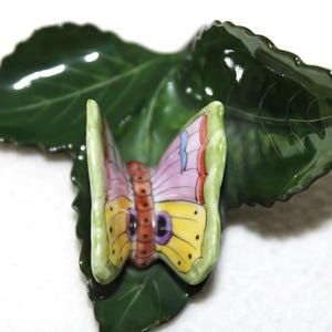 Estatueta de porcelana vintage Herend com borboleta em folha, porta-cartões de lugar em forma de borboleta pintada à mão Herend, porta-menu em forma de borboleta em folha Herend