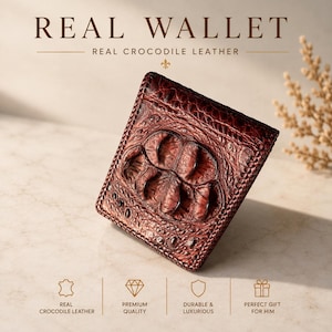 Könnte beinhalten: Eine dunkelbraune Geldbörse aus strukturiertem Krokodilleder mit ausgeprägten Schuppenmustern. Der Text REAL WALLET und REAL CROCODILE LEATHER erscheint oben, ergänzt durch Symbole und Beschriftungen für Qualität und Langlebigkeit.