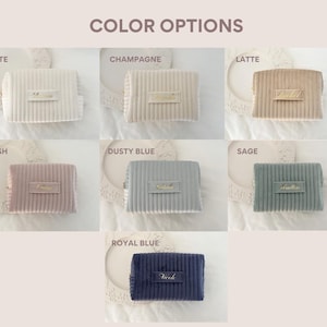 Puede incluir: Una colecci&oacute;n de neceseres de pana en varios colores: blanco, champ&aacute;n, caf&eacute; con leche, rubor, azul polvoriento, salvia y azul real. Cada bolsa tiene forma rectangular con una peque&ntilde;a etiqueta rectangular.