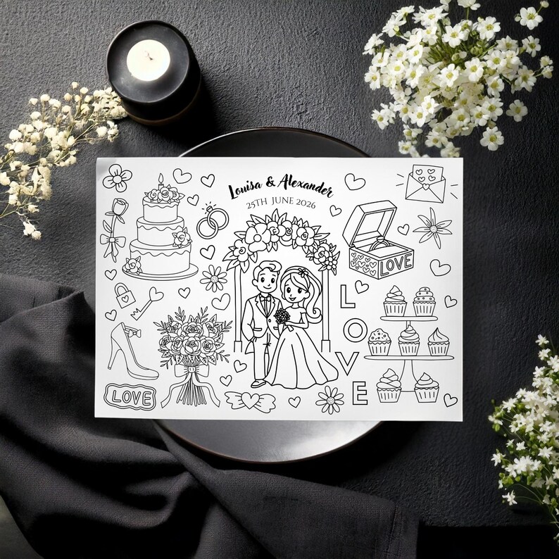 Op de afbeelding: Zwart-wit huwelijk illustratie met bruid en bruidegom, taart, ringen en cupcakes. De tekst "Louisa & Alexander 25th June 2026" is zichtbaar. De afbeelding ligt op een bord, met kaars en bloemen.