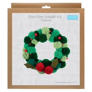 Puede incluir: Kit de manualidades para una corona de pompones tradicional. La corona est&aacute; hecha de pompones verdes con detalles rojos y hojas de fieltro verde. Tama&ntilde;o final aproximado: 30 x 30 cm.