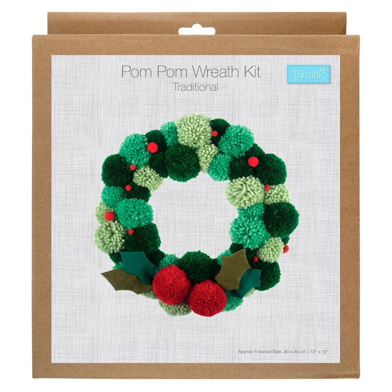 Puede incluir: Kit de manualidades para una corona de pompones tradicional. La corona est&aacute; hecha de pompones verdes con detalles rojos y hojas de fieltro verde. Tama&ntilde;o final aproximado: 30 x 30 cm.