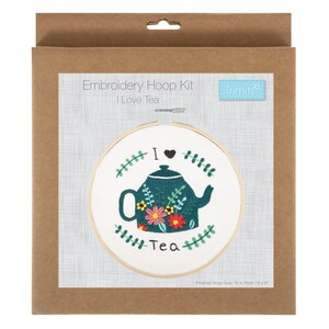 Peut inclure: Kit de broderie avec un motif de théière turquoise et les mots "I Love Tea". Le kit comprend un cercle à broder en bois et une taille de cercle fini de 15 x 15 cm. Le motif comprend des fleurs et de la verdure.