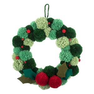 Puede incluir: Una corona navide&ntilde;a hecha a mano, compuesta por pompones verdes en diferentes tonos, acentuada con peque&ntilde;os pompones rojos y hojas de acebo verdes de fieltro. Un lazo en la parte superior permite colgarla f&aacute;cilmente. Ideal para la decoraci&oacute;n navide&ntilde;a.