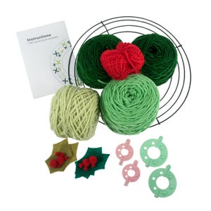Puede incluir: Un kit de manualidades para hacer una corona de pompones. El kit incluye lana verde, roja y verde claro, un marco de corona de metal negro, hojas de acebo de fieltro y fabricantes de pompones rosas y verdes. Instrucciones incluidas.