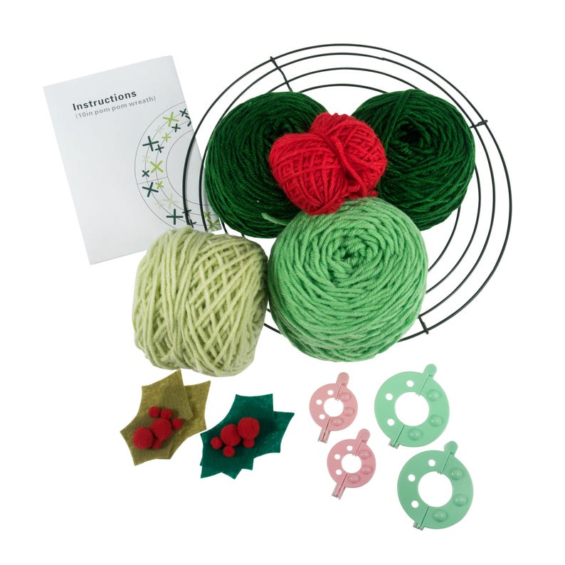 Puede incluir: Un kit de manualidades para hacer una corona de pompones. El kit incluye lana verde, roja y verde claro, un marco de corona de metal negro, hojas de acebo de fieltro y fabricantes de pompones rosas y verdes. Instrucciones incluidas.
