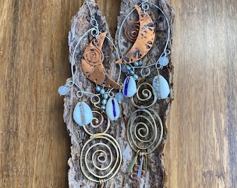 Pendientes largos de cobre con forma de media luna estampada y reciclada
