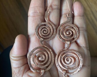 Pendientes llamativos de cobre con diseño de espiral de Fibonacci