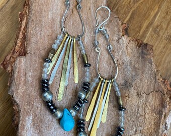Pendientes llamativos de metal mixto, turquesa, hematita y obsidiana