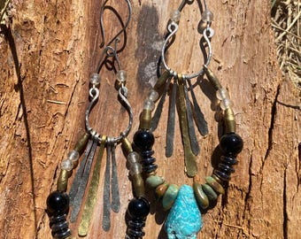 Pendientes llamativos de metal mixto, turquesa, hematita y obsidiana