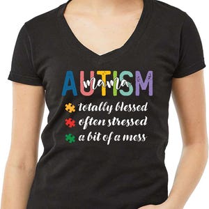 Camiseta com gola V &quot;Autism Mama Feelings&quot;: presente de conscientização, camiseta sobre neurodiversidade