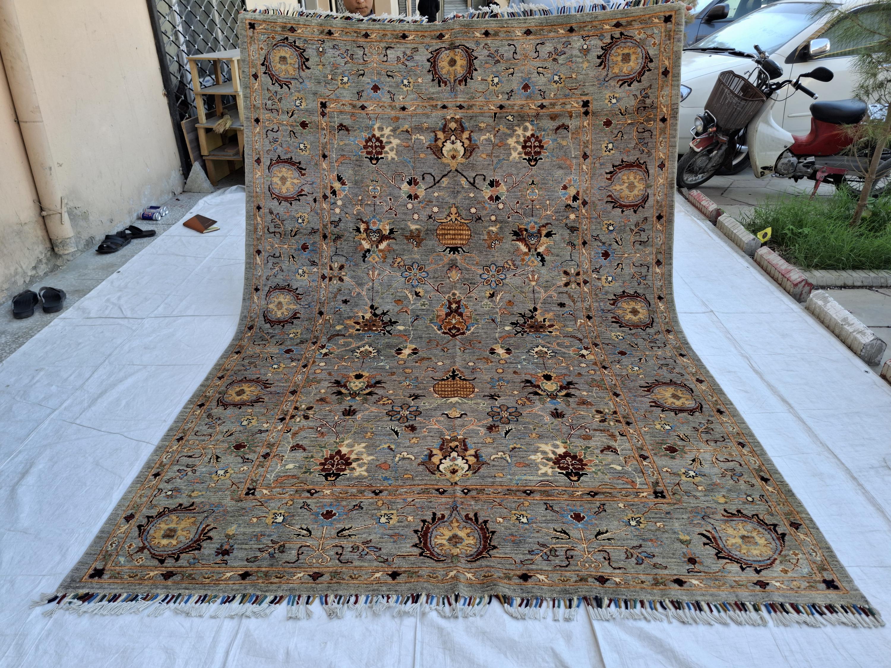 ハンドメイドのアフガニスタンウールラグ：7 x 10フィートの花柄グレー