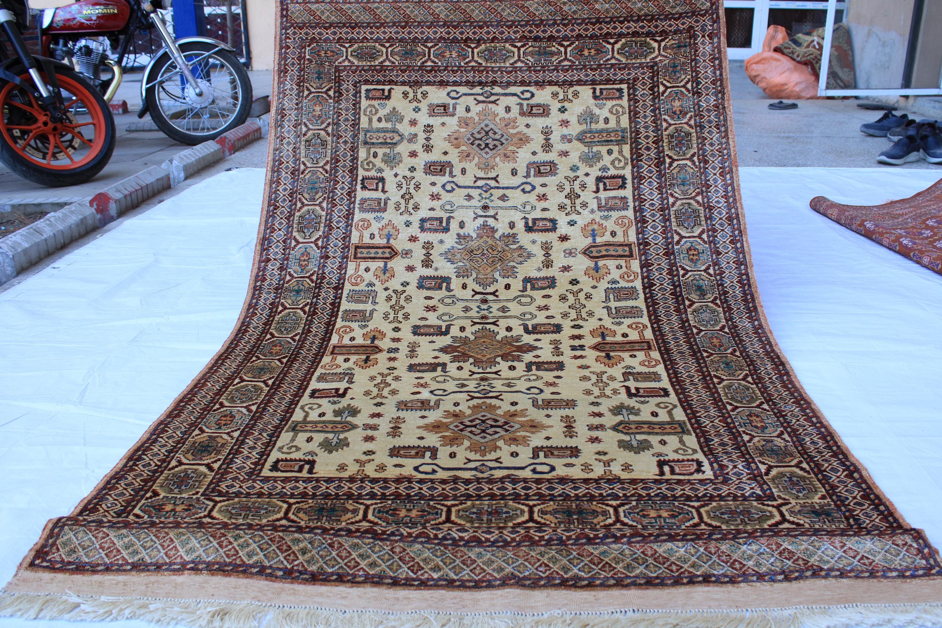 ハンドメイドのベージュシルクアフガンラグ：4 x 6フィート