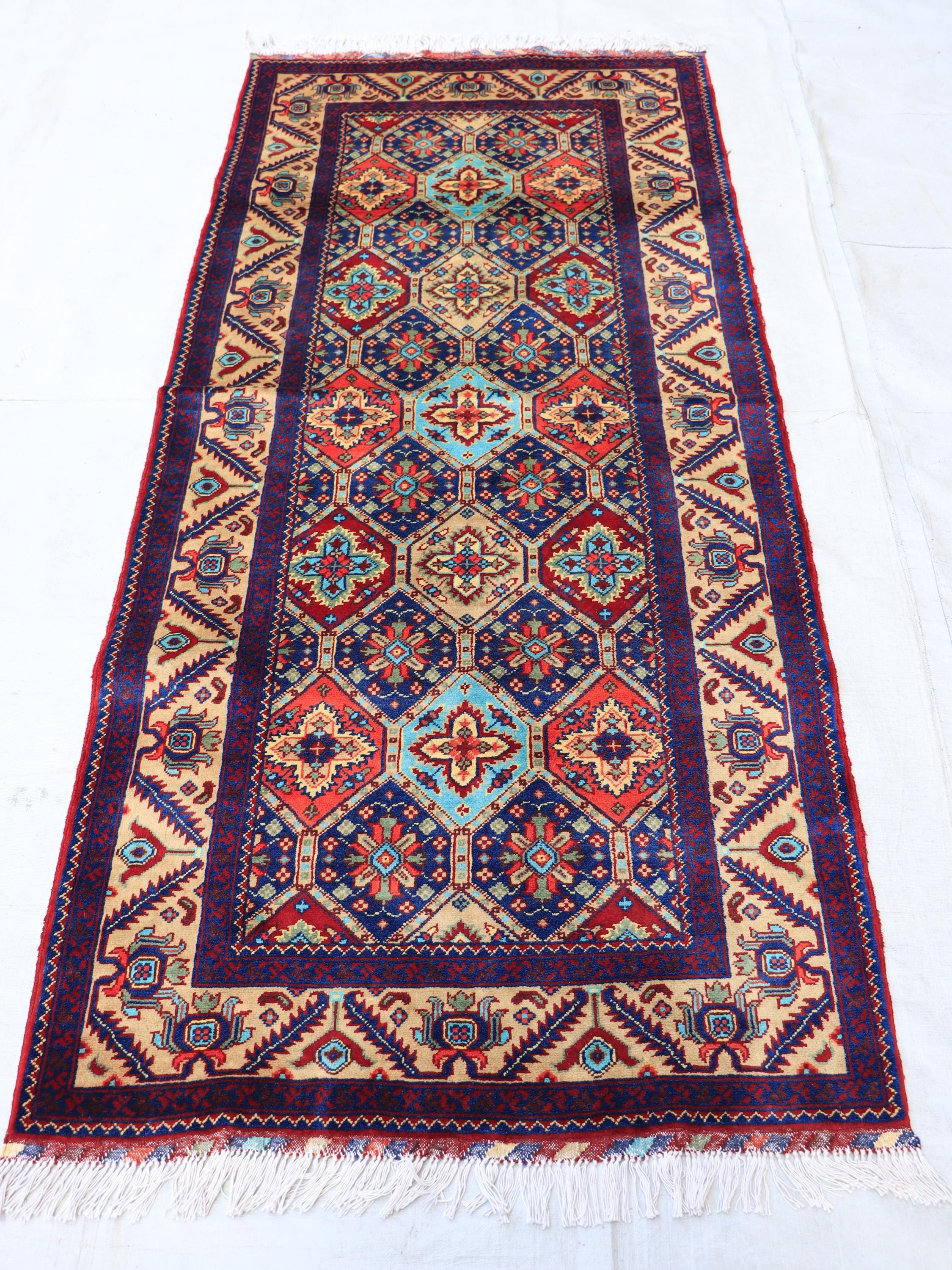 ハンドメイドのアフガンウールランナーラグ：ネイビートライバル廊下