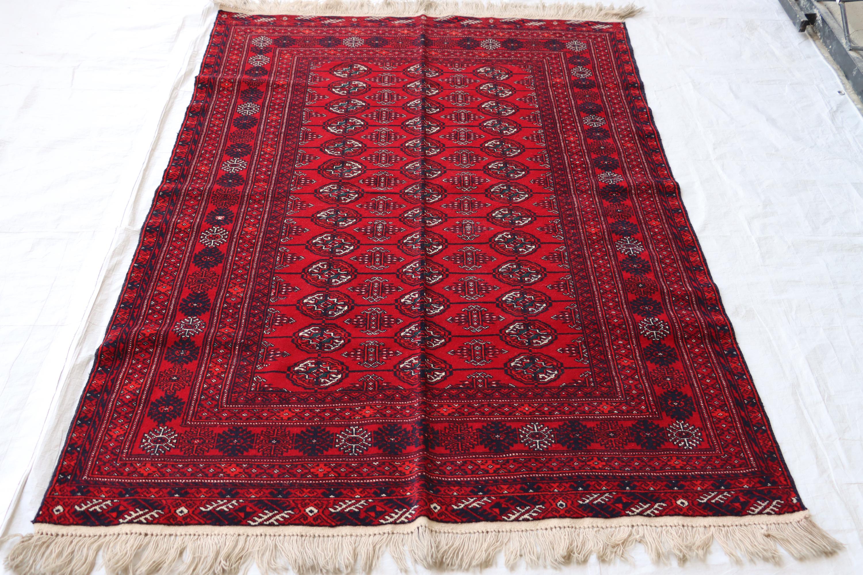 赤いアフガニスタン・トルクメン絨毯：4x6インチのヴィンテージウール