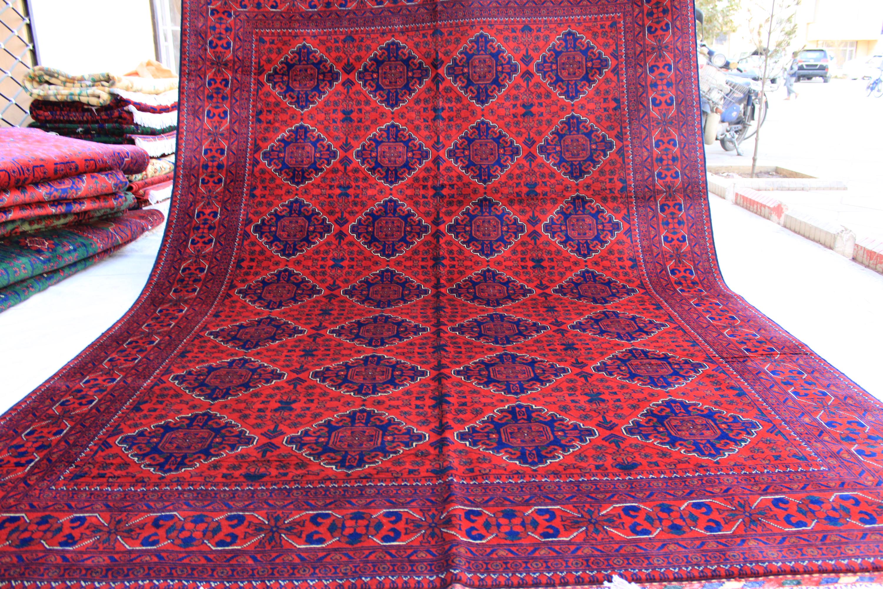 大きな赤いアフガニスタンウールラグ：7 x 10フィートの手作り