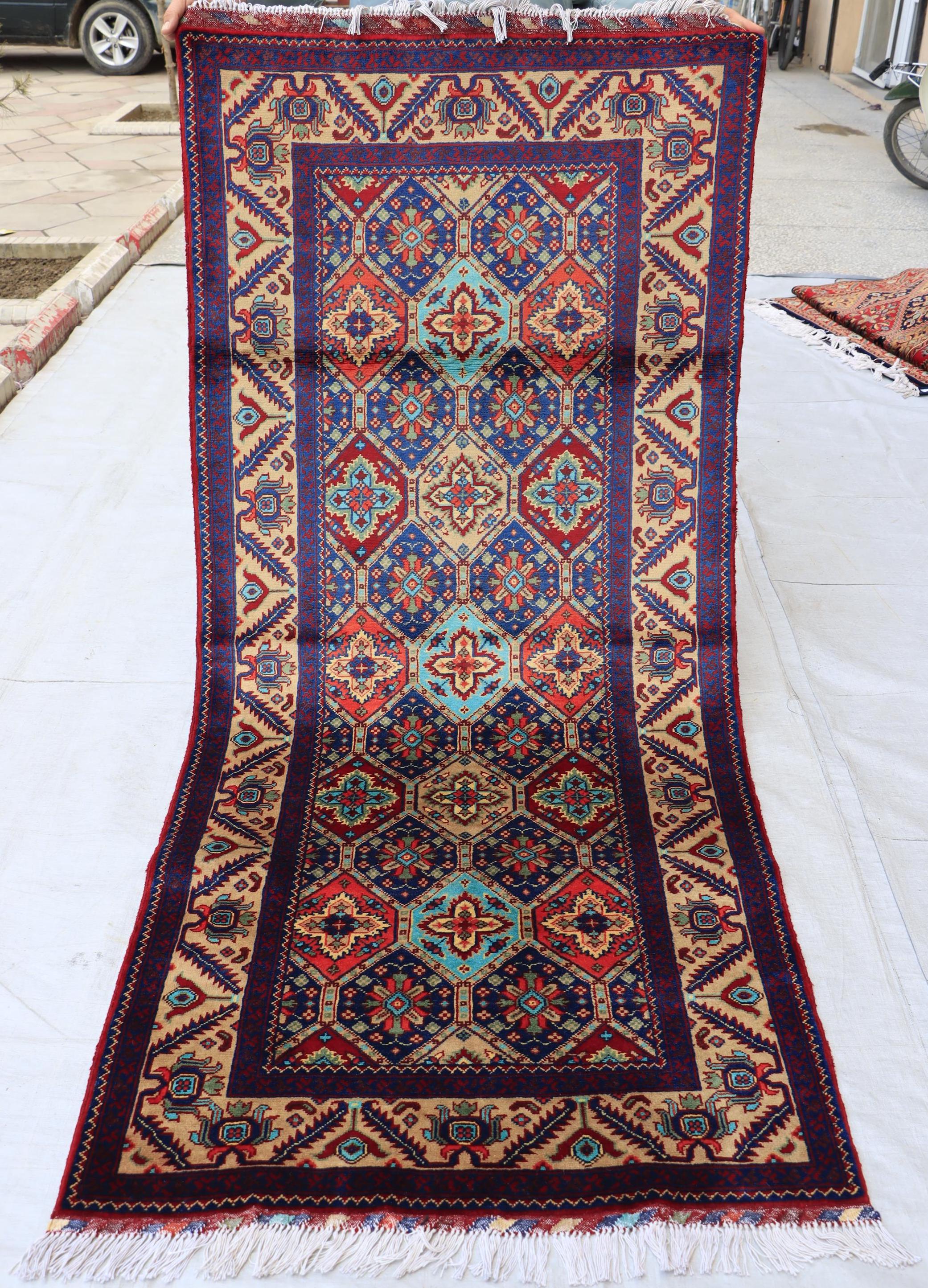 ハンドメイドのアフガンウールランナーラグ：ネイビートライバル廊下