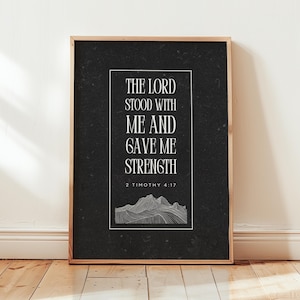 Inspirierender Bibel-Vers-Druck für Teenager-Jungenzimmer, 2 Timothy 4:17 Schwarzweiß-Berglinie Kunstplakat
