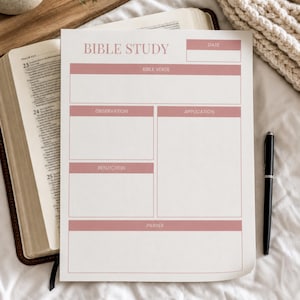 Puede incluir: Una hoja de trabajo de estudio bíblico blanca con encabezados y bordes de color rosa polvoriento. La página incluye secciones etiquetadas como Date, Bible Verse, Observation, Application, Reflection y Prayer. El texto está impreso en una fuente sans-serif.