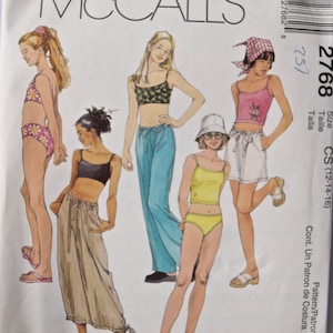 Może przedstawiać: Wzór szycia na dziewczęce stroje kąpielowe, z czterema różnymi stylami topów i spodenek. Wzór zawiera tank top, top bikini, dół bikini i spodnie. Wzór jest dla rozmiarów 12-14-16. Wzór pochodzi od McCall's.