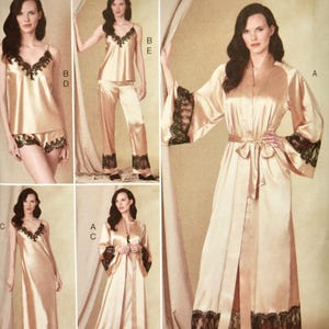 Può includere: Modello di cucito Vogue Patterns con lingerie e abbigliamento da casa. L'immagine mostra una varietà di capi, tra cui un completo canotta e pantaloncini, un completo pigiama, un abito lungo e un accappatoio. I capi sono di colore pesca chiaro con finiture in pizzo nero. Il numero del modello è V1834.
