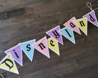 Banner de fiesta de Disneyland en tonos pastel