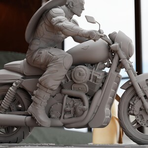 K&ouml;nnte beinhalten: Eine graue, unbemalte Figur eines Superhelden, der ein Motorrad f&auml;hrt. Der Superheld tr&auml;gt einen Helm und einen Umhang. Das Motorrad hat einen gro&szlig;en Motor und einen Einzelsitz.
