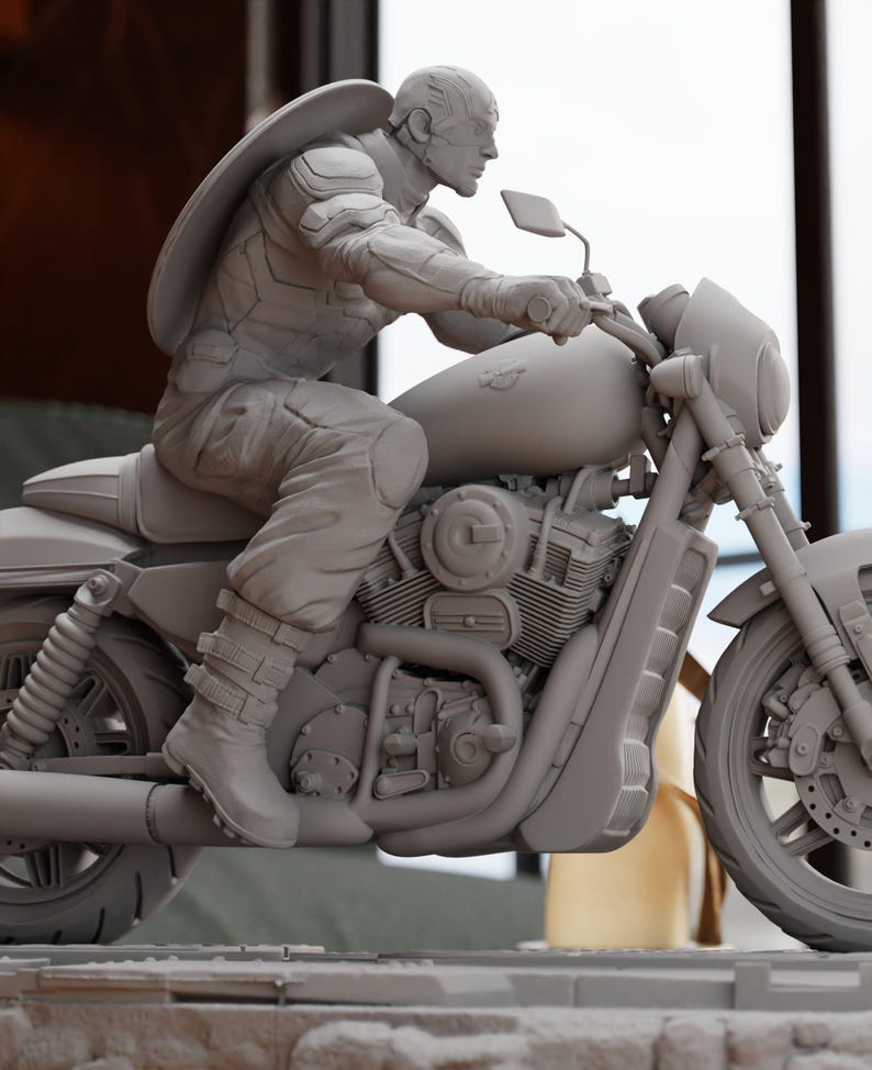 K&ouml;nnte beinhalten: Eine graue, unbemalte Figur eines Superhelden, der ein Motorrad f&auml;hrt. Der Superheld tr&auml;gt einen Helm und einen Umhang. Das Motorrad hat einen gro&szlig;en Motor und einen Einzelsitz.