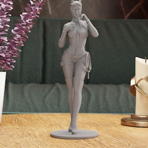 Feline Intruder Figurine Statue – The Agile Thief Figure | Master of Stealth and Precision, Iconic Vigilante Room Decoration