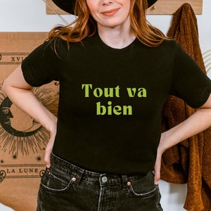 French Saying Shirt Woman Tout Va Bien Shirt Everything is Fine Shirt Chic Paris Shirt Summer Travel Shirt Positive Message Shirt Paris Gift