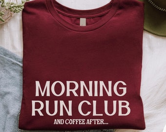 Puede incluir: Una camiseta de color granate con el texto "Morning Run Club and Coffee After..." en letras blancas.
