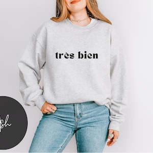 French Sweatshirt Tres Bien Sweatshirt Travel to Paris Shirt French Saying Shirt Gift for Paris Lovers Aesthetic Parisian Style Student Tee