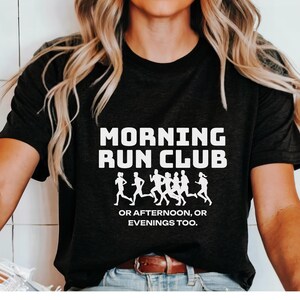 Camiseta Morning Run Club Camiseta engraçada para corrida Camiseta unissex engraçada para amantes de cafeína Camiseta para treinamento de maratona Camiseta Sarasctic Presentes esportivos Amigos imagem 1