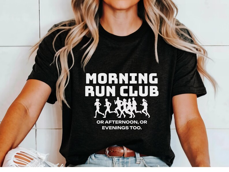Camiseta Morning Run Club Camiseta engraçada para corrida Camiseta unissex engraçada para amantes de cafeína Camiseta para treinamento de maratona Camiseta Sarasctic Presentes esportivos Amigos imagem 1
