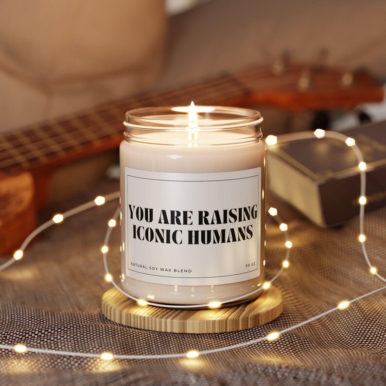 Pode incluir: Uma placa de madeira r&uacute;stica com o texto "Welcome to our home" em letras brancas. A placa apresenta um acabamento desgastado e um design simples e convidativo, perfeito para uma varanda ou entrada.