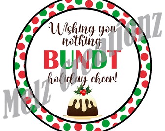 Pode incluir: Um design circular com fundo branco, com uma borda de bolinhas vermelhas e verdes. O texto diz "Wishing you nothing BUNDT holiday cheer!" com um gráfico de um pudim de Natal.