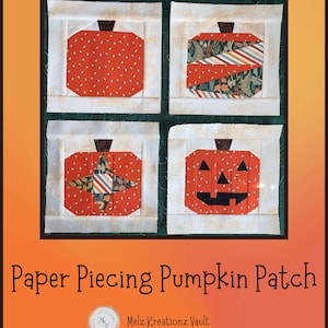 以下が含まれることがあります： 4つのキルトかぼちゃブロックが特徴の額入り画像。各カボチャは異なるデザインで、オレンジ色の生地と茶色の茎を使用しています。「Paper Piecing Pumpkin Patch」のテキストがブロックの下に表示されています。ブロックのサイズは20.3cm x 20.3cmです。