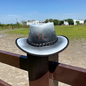 Westerncowboyhoed tweekleurig met mooie riem Beste voor paardrijden Australische stijl koeienhuid echt leer Klassiek Beste voor Halloween