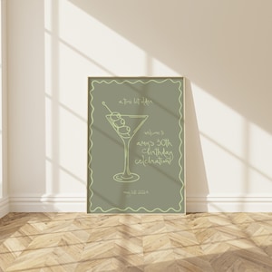 Letrero de bienvenida de cumpleaños editable A Tini Bit Older de 18 x 24 con copa de martini, borde divertido y caprichoso dibujado a mano, plantilla digital para fiesta de 21, 30 y 40 años