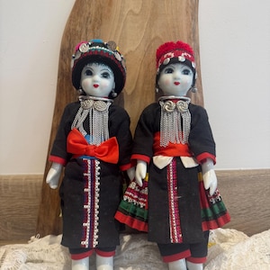 伝統的な衣装を着たタイの部族人形のペア