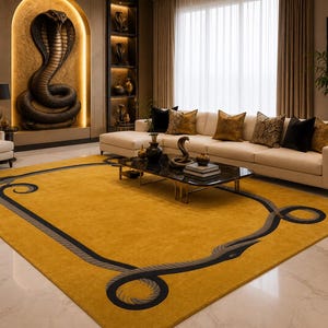 Puede incluir: Una alfombra rectangular grande de color amarillo mostaza vibrante con un motivo de serpiente estilizada en gris oscuro y negro que forma un patrón de borde continuo con extremos en espiral, sobre un suelo de mármol claro en una sala.