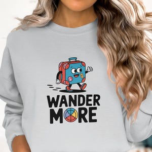Adventure-T-shirt met reiskofferontwerp, perfect uniseks cadeau