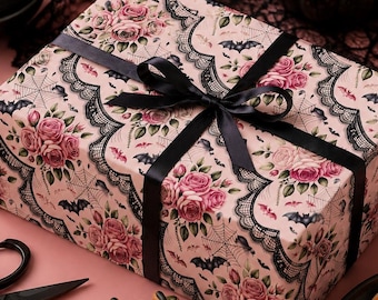 Papel de embrulho rosa gótico para o Halloween, estampa de morcego rosa coquete, papel de presente vintage com renda floral assustadora, papel de embrulho romântico sombrio.