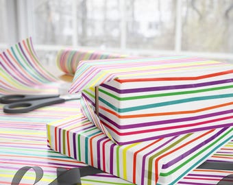 Papier cadeau à rayures arc-en-ciel, emballage coloré moderne