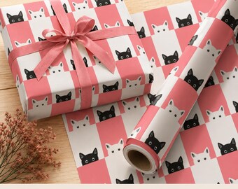 Papel de embrulho com estampa de gatos em xadrez branco e rosa, ideal para presentear com tema de gatinhos e para aniversários de amantes de gatos.