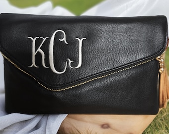 Kuvertväska med monogram | Axelremsväska i konstläder