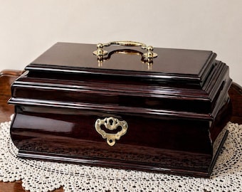 Vintage mahonie sieradendoos met messing handvat en accenten rood fluweel gevoerd Korea 12"