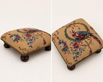 Poggiapiedi vintage francese in arazzo con pappagallo e decorazioni floreali, piedini a forma di panino, prodotto in Francia, 35,5 cm.